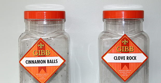 dolços, jar, sucre, contenidor, infància, caramels, pastisseria, saborós, boles de canyella, roca de clau, deliciós, sabor, capçalera, banner, pantalla, menjar, botiga, signe, comunicació, senyal d'advertència, cap gent, vermell, primer pla, seguretat, text, salut i medicina, educació, ciència, a l'interior, senyal de trànsit, símbol d’avís, recerca, risc, grup d'objectes, medicina, guió occidental, verinós, 5K, CC0, domini públic, lliure de regalies