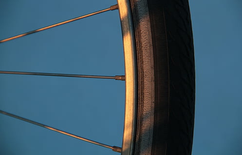 gomma nera, ruote di bicicletta, ruota, ciclo, blu, raggi, Bici, cielo, Inquadratura dal basso, metallo, nessuno, architettura, struttura costruita, cielo sereno, natura, giorno, all'aperto, avvicinamento, luce del sole, cavo, connessione, esterno dell'edificio, concentrarsi sulle conoscenze acquisite, ponte - struttura fatta dall'uomo, modello, ponte, trave, 4K, CC0, dominio pubblico, privo di copyright