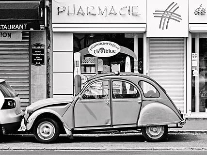 coupé di scarabeo volkswagen in scala di grigi, ppteka, renault, auto, vecchio, modo di trasporto, esterno dell'edificio, mezzi di trasporto, architettura, veicolo terrestre, veicolo a motore, struttura costruita, testo, città, comunicazione, giorno, sceneggiatura occidentale, strada, in stile retrò, costruzione, cartello, nessuno, sceneggiatura non occidentale, all'aperto, 4K, CC0, dominio pubblico, privo di copyright