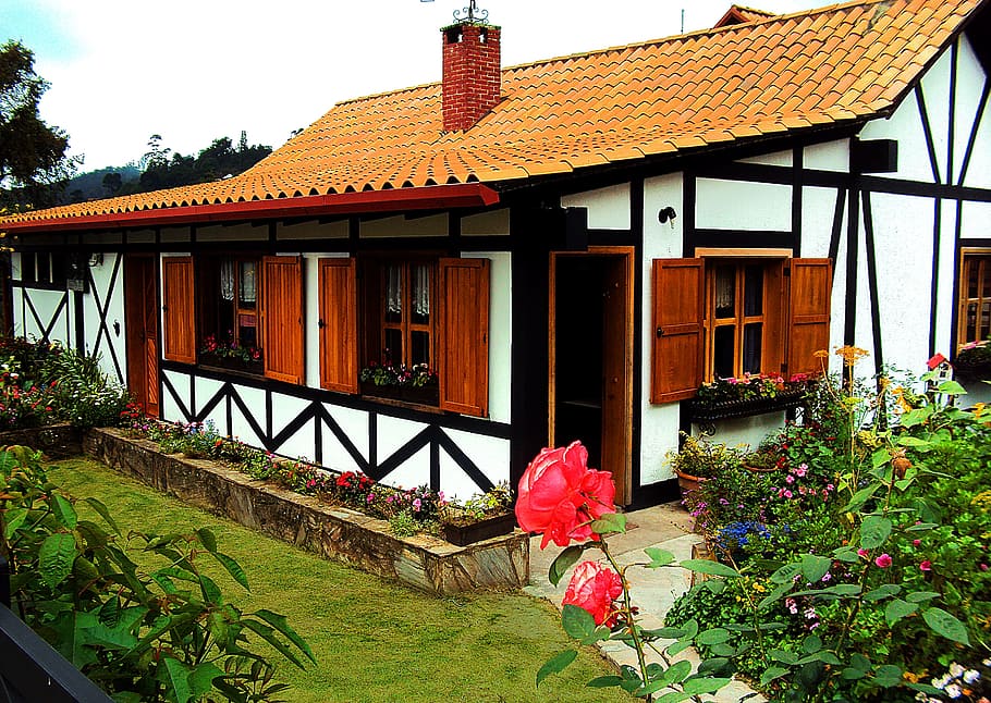 Haus, Garten, Deutsche, gebaute Struktur, die Architektur, Gebäudehülle, Gebäude, Pflanze, Blume, blühende Pflanze, Tag, Natur, Wohngegend, keine Leute, Wachstum, Dach, draußen, Fenster, Gras, Frische, Himmel, Schönheit in der Natur, Dachziegel, Hütte, 2K