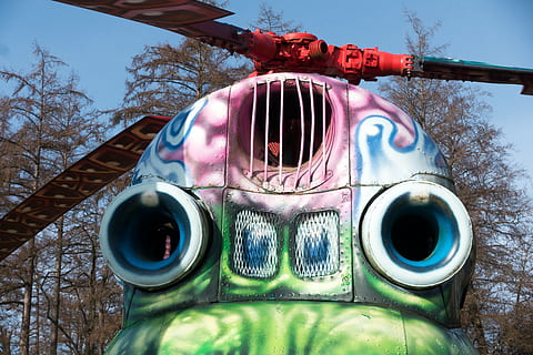 Hubschrauber, gemalt, Graffiti, Objekt, grunge, Blatt, Jugend, Kreativität, Farbe, Sprayer, sprühen, Vandalismus, Grafik, grafisch, Weiß, Blau, Grün, Rosa, Struktur, Rotorblätter, Hintergrund, Fonds, wonabc, eine Gruppe von Künstlern, Kunsthandlung, draußen, Nahansicht, keine Leute, Baum, Tag, Natur, Himmel, Tierthemen, Tier, Wirbeltier, ein Tier, Pflanze, Tierwelt, Vogel, Tiere in freier Wildbahn, Ast, Tierkörperteil, Fisch, mehrfarbig, Tierauge, Tierkopf, 5K, CC0, gemeinfrei, lizenzfrei
