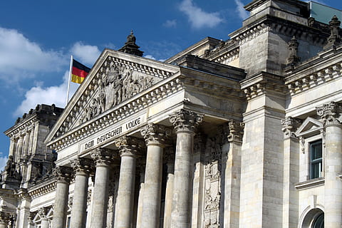 Berlin, Germania, istorie, monument, pavilionul, Europa, clădire, arhitectură, loc faimos, exteriorul clădirii, construită, coloană arhitecturală, destinații de călătorie, guvern, oraș, vedere unghiulară joasă, trecutul, nici o persoana, cer, turism, călătorie, zi, natură, fronton, tribunal, colonadă, 2K, CC0, domeniu public, fără drepturi de autor