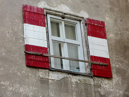 venster, Luik, rood, hauswand, ingebouwde structuur, architectuur, buitenkant van het gebouw, gebouw, dag, muur - bouwfunctie, geen mensen, buitenshuis, oud, glas - materiaal, muur, lage hoekweergave, reflectie, verweerde, Gesloten, huis, woonwijk, verlaten, raamkozijn, 2K, CC0, publiek domein, royaltyvrij