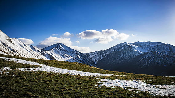 aventura, blau, escalar, núvols, fred, la llum del dia, glacera, camp de gespa, alt, caminada, gel, llac, paisatge, prat, cim de muntanya, muntanyes, naturalesa, a l'aire lliure, escènic, serè, cel, primavera, viatjar, vall, aigua, hivern, muntanya, neu, medi ambient, temperatura de fred, escenics - natura, Serra, núvol - cel, bellesa a la natura, muntanya nevada, activitat, terra, cap gent, destinacions de viatge, herba, pi, bosc de pi, arbre de coníferes, 5K, CC0, domini públic, lliure de regalies