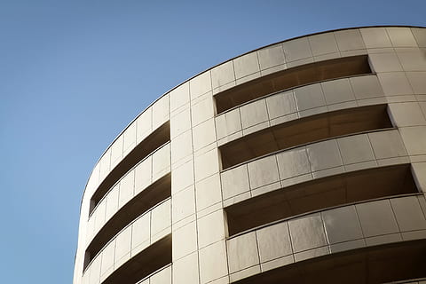 arquitectura, moderno, edificio, fachada, casa, rascacielos, ciudad, edificio de oficinas, düsseldorf, edificio de oficinas de gran altura, cielo, cielo azul, azul, estructura, Tiro de ángulo bajo, fachada de la casa, urbano, perspectiva, arquitectura moderna, alto, oficina, edificio alto, vaso, techo de cristal, cielo limpio, estructura construida, exterior del edificio, nadie, vista de ángulo bajo, naturaleza, edificio de oficinas exterior, al aire libre, modelo, ventana, copia espacio, día, negocio, 4K, CC0, dominio público, libre de derechos