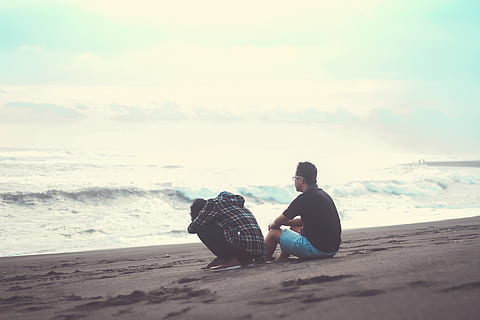 Due, uomo, seduta, sabbia, spiaggia, adulti, luminosa, cielo nuvoloso, luce del giorno, paesaggio, tempo libero, analizzare, cercare, guardare, uomini, oceano, all'aperto, persone, ricreazione, rilassamento, mare, Schiuma marina, riva del mare, Surf, insieme, viaggio, vacanza, acqua, onde, terra, persone reali, attività di svago, stili di vita, cielo, orizzonte, lunghezza intera, orizzonte sull'acqua, bellezza nella natura, abbigliamento casual, due persone, coppia - relazione, 5K, CC0, dominio pubblico, privo di copyright