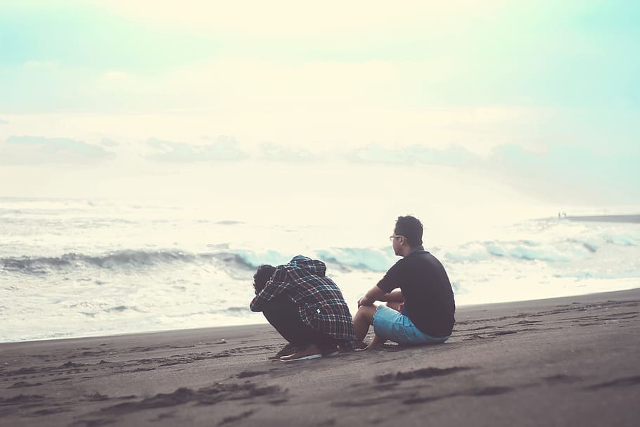 Due, uomo, seduta, sabbia, spiaggia, adulti, luminosa, cielo nuvoloso, luce del giorno, paesaggio, tempo libero, analizzare, cercare, guardare, uomini, oceano, all'aperto, persone, ricreazione, rilassamento, mare, Schiuma marina, riva del mare, Surf, insieme, viaggio, vacanza, acqua, onde, terra, persone reali, attività di svago, stili di vita, cielo, orizzonte, lunghezza intera, orizzonte sull'acqua, bellezza nella natura, abbigliamento casual, due persone, coppia - relazione, 5K