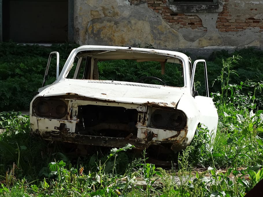 dacia, cotxe, vell, carrosseria, abandonat, manera de transport, espatllat, herba, camp, terra, transport, planta, obsoleta, declivi, aixafar, deteriorament, cap gent, naturalesa, dia, vehicle terrestre, destrucció, arquitectura, a l'aire lliure, arruïnat, 2K