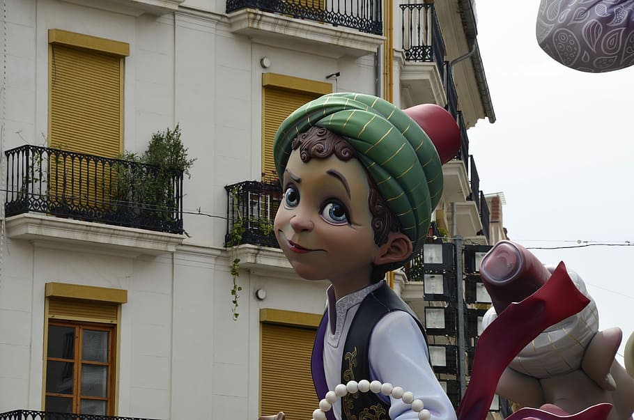 valència, ninot, fallades, monument a les falles, tradició, cultura, espanya, tirada al cap, una persona, casc, només nens, gent, a l'aire lliure, exterior de l'edifici, arquitectura, estructura construïda, dia, persones reals, edifici, representació, retrat, representació humana, vista d’angle baix, finestra, dones, mirant cap a fora, roba, naturalesa, 2K