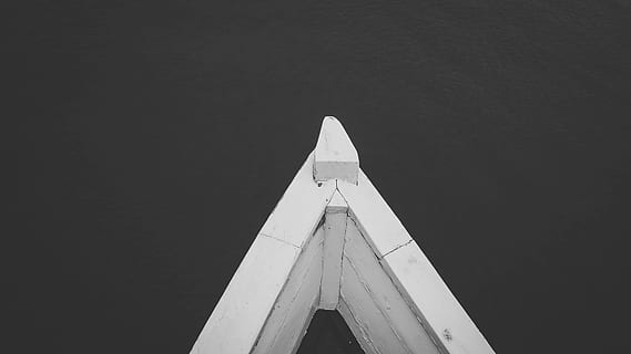 blanc, fusta, paret, mount, prestatge, triangular, pissarra, foto, negre, fons, triangle, vaixell, arquitectura, estructura construïda, pont - estructura feta per l'home, exterior de l'edifici, cap gent, vista d’angle baix, aigua, còpia espai, dia, transport, cel, naturalesa, a l'aire lliure, cel clar, manera de transport, viatjar, avió, vehicle aeri, material de fusta, torre, 4K, CC0, domini públic, lliure de regalies