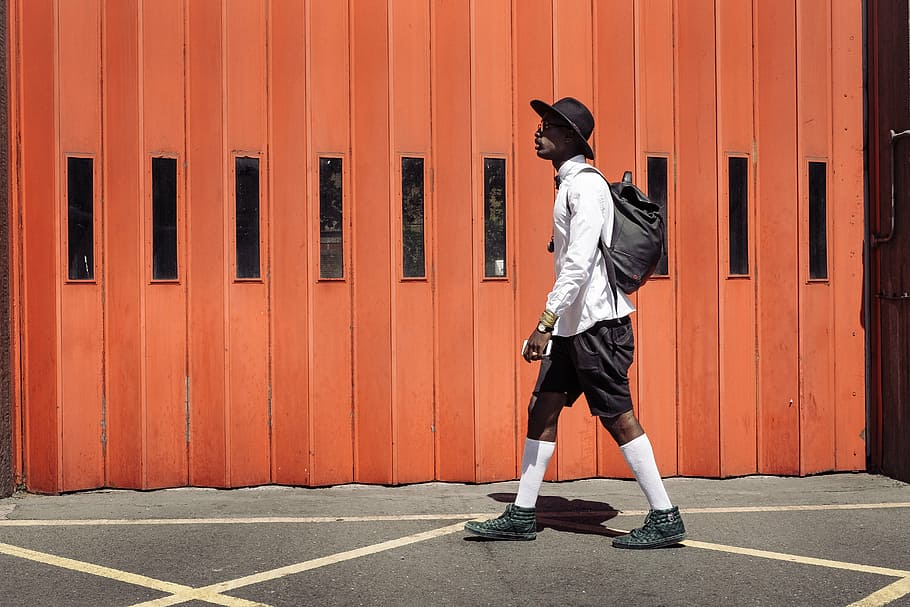 muž, chůze, ulice, lidé, chlap, slunný, den, mimo, Afro-Američan, muži, sport, venku, jedna osoba, cvičení, životního stylu, plná délka, oranžová barva, skutečných lidí, dítě, architektura, samci, stojící, dětství, běh, oblečení, pohyb, nástěnný prvek, volnočasové aktivity, jednotný, 5K