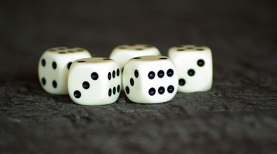 di, Giochi, casuale, fortuna, gioco d'azzardo, giochi di svago, dado, cultura artistica e intrattenimento, opportunità, rilassamento, attività di svago, tavolo, avvicinamento, messa a fuoco selettiva, natura morta, in casa, macchiato, due oggetti, nessuno, forma cubica, gruppo di oggetti, concorrenza, livello di superficie, 4K