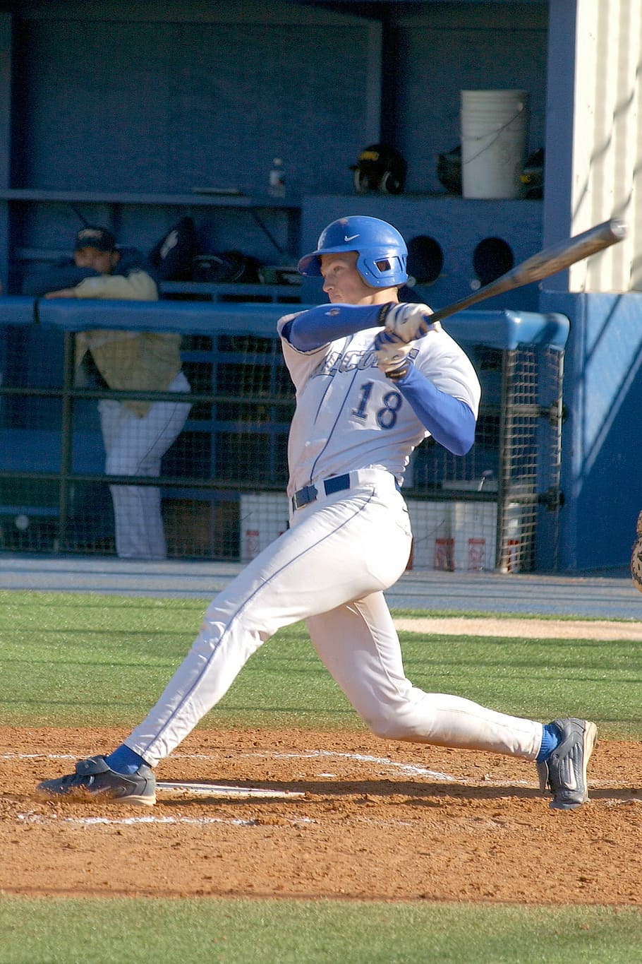 beisbol, jugador, batuda, bateador, jugador de beisbol, colpejar, va colpejar, esport, jugant, acció, universitat, joc, atleta, caixa de bates, swing, bat, beisbol - esport, uniforme de beisbol, adult jove, uniforme esportiu, una persona, persones reals, dia, de peu, longitud completa, roba, guant de beisbol, persones incidentals, nen, bata, camp de joc, pilota de beisbol, homes, a l'aire lliure, adolescent, 1080P