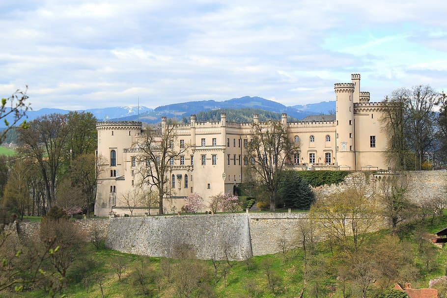 wolfsberg, Alemanya, castell, edificis, històric, referència, cel, núvols, muntanyes, arbres, turó, paisatge, escènic, fora, exterior de l'edifici, arquitectura, estructura construïda, edifici, arbre, planta, núvol - cel, naturalesa, dia, muntanya, cap gent, barri residencial, a l'aire lliure, història, el passat, casa, ciutat, vell, creixement, 5K