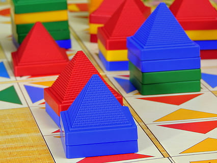 joc, piràmides, jugar, joc de taula, passatemps, edificis, multicolor, a l'interior, forma, taula, cap gent, natura morta, disseny, primer pla, joguina, variació, elecció, blau, creativitat, forma geomètrica, material de fusta, gran grup d'objectes, vista d’angle alt, art i artesania, vermell, forma de triangle, 4K, CC0, domini públic, lliure de regalies