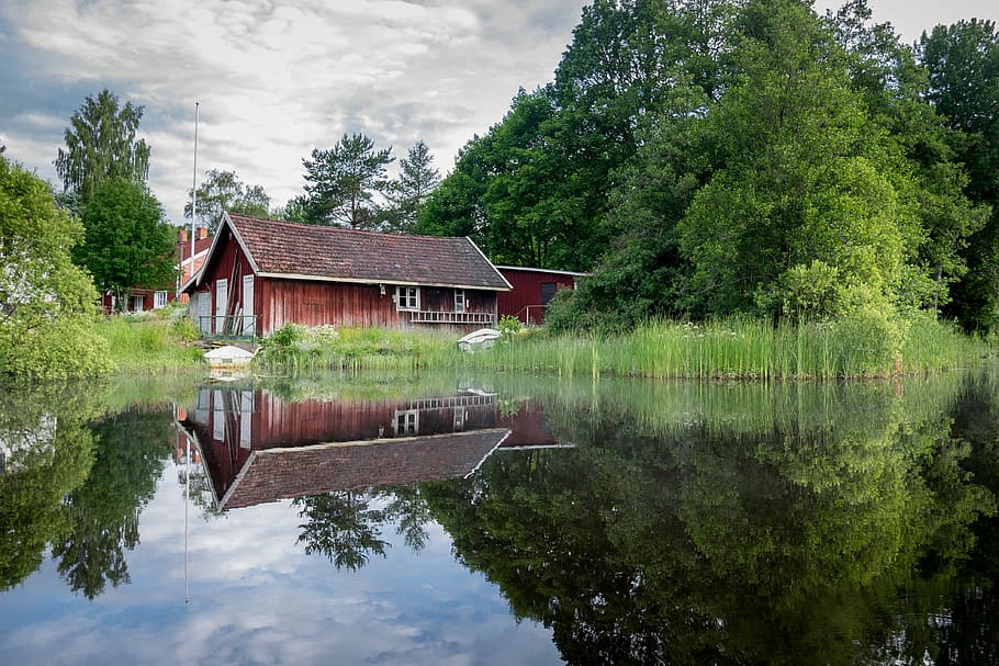Kabinenhaus, Karosserie, Wasser, Kabine, Hütte, See, Reflexion, Wald, ländlich, Landschaft, Haus, Zuhause, Natur, Resort, Chalet, Urlaub, Residenz, idyllisch, still, draußen, Baum, Holz - Material, Fluss, ländliche Szene, Pflanze, die Architektur, gebaute Struktur, Gebäude, Gebäudehülle, Ufergegend, keine Leute, Schönheit in der Natur, Ruhe, grüne Farbe, Wohngegend, Tag, Wachstum, 4K