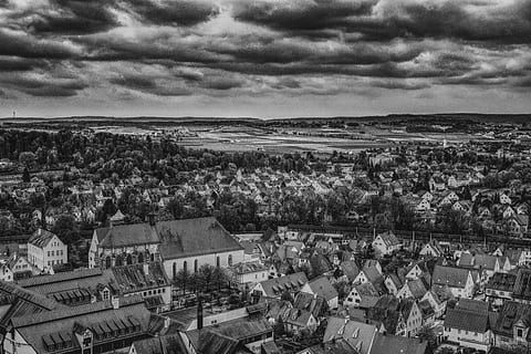 dramatis, nördlingen, kota, rumah, tiang penopang, Arsitektur, bangunan, fasad, langit, awan, kota Tua, rumah-rumah tua, atap, rindu, secara historis, kota tua bersejarah, putih hitam, jerman, fachwerkhäuser, gereja, menara gereja, bangunan berbingkai kayu, awan - langit, eksterior bangunan, struktur yang dibangun, Cityscape, tampilan sudut tinggi, distrik perumahan, ramai, orang banyak, alam, pemandangan kota, hari, di luar rumah, masyarakat, penyelesaian, 5K, CC0, domain publik, bebas royalti