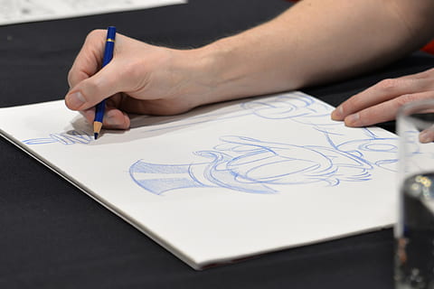 dibuix, còmic, còmic, artista, artista, disney, dibuixar, ànec Donald, art, mà humana, gent, escriure, treball, bolígraf, paper, document, una persona, primer pla, part del cos humà, habilitat, creativitat, pinzell, art i artesania, dibuix - activitat, mà, dibuix - producte artístic, esbós, a l'interior, activitat, llapis, bloc de dibuix, ocupació, celebració, 2K, CC0, domini públic, lliure de regalies
