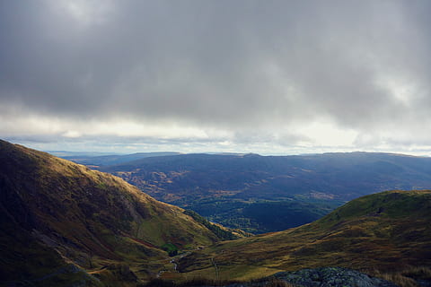 aéreo, foto, montañas, blanco, nublado, cielo, verde, marrón, cordillera, montaña, colina, nube, horizonte, Valle, hierba, ver, Wale, snowdon, nube - cielo, ambiente, paisajes - naturaleza, paisaje, belleza en la naturaleza, naturaleza, tierra, escena tranquila, tranquilidad, nadie, tormenta, escena no urbana, destinos de viaje, día, al aire libre, pico de la montaña, 4K, CC0, dominio público, libre de derechos