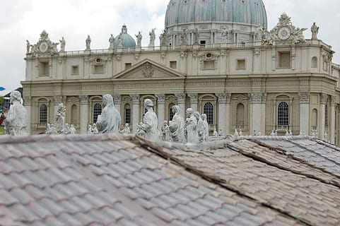 Vatikan, Gebäude, Miniatur, Papst, der Vatikan, die Architektur, Monument, UNESCO, die Statue, Reiseziele, Kuppel, draußen, Gebäudehülle, keine Leute, gebaute Struktur, Reise, Tourismus, Geschichte, Himmel, die Vergangenheit, Flachwinkelansicht, Stadt, Tag, Kunst und Handwerk, Natur, Religion, Glauben, Anbetungsstätte, architektonische Säule, Regierung, 2K, CC0, gemeinfrei, lizenzfrei
