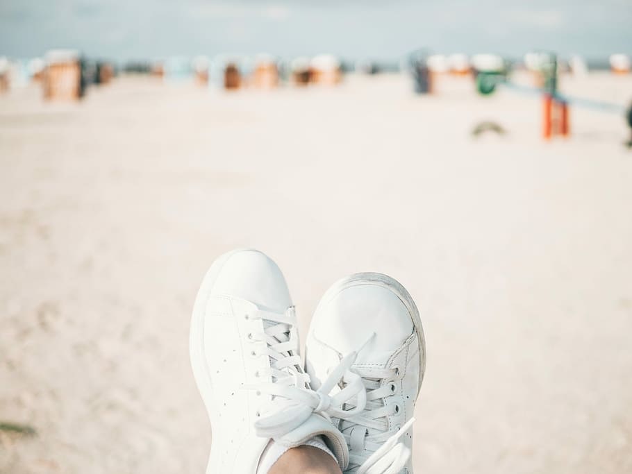 persona, indossare, paio, bianca, scarpe stringate basse adidas, scarpe da ginnastica, spiaggia, scarpa, acqua, sabbia, parte del corpo umano, parte del corpo, terra, una persona, sezione bassa, concentrarsi sulle conoscenze acquisite, gamba umana, giorno, natura, prospettiva personale, attività di svago, mare, persone reali, all'aperto, piede umano, arto umano, 4K