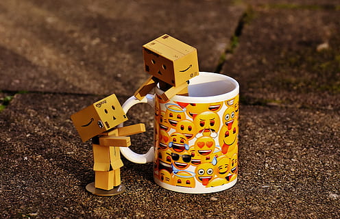 Danbo, figure, tazza, tazza di caffè, insieme, per due, divertente, amicizia, carina, i regali, inviare, pacchi, fatto, giocattolo, nessuno, robot, concentrarsi sulle conoscenze acquisite, rappresentazione, rappresentazione umana, arte e artigianato, giorno, creatività, avvicinamento, natura morta, legno - materiale, tecnologia, contenitore, cultura artistica e intrattenimento, vista dall'alto, cibo e bevande, pila, industria, 5K, CC0, dominio pubblico, privo di copyright