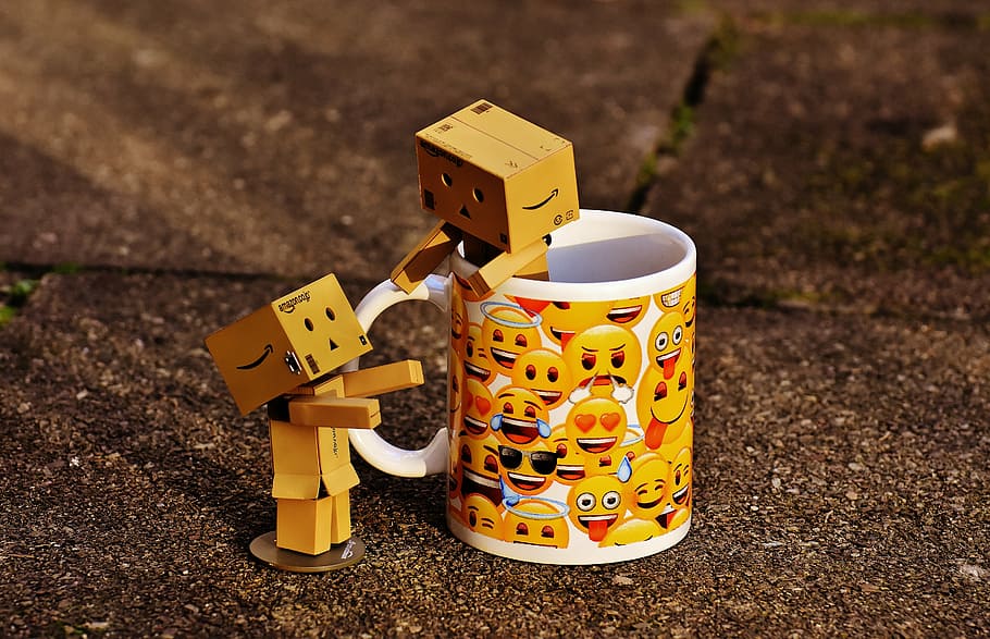 danbo, xifres, tassa, tassa de cafè, junts, per dos, divertit, amistat, bonic, regals, enviar, paquets, fet, joguina, cap gent, robot, centrar-se en primer pla, representació, representació humana, art i artesania, dia, creativitat, primer pla, natura morta, material de fusta, tecnologia, contenidor, cultura i entreteniment artístic, vista d’angle alt, menjar i beguda, pila, indústria, 5K