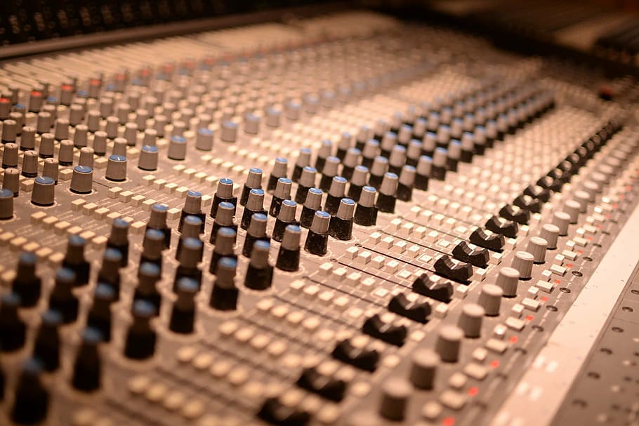 gris, negre, àudio, equalitzador, mesclador, controlador, música, estudi de so, estudi, estudi de música, so, sistema de música, escriptori, enregistrament, amplificador, mesclador de potència, mesclador de so, estudi de gravació, barreja, equip d’àudio, perilla, equipament, equip de gravació de so, mesclador elèctric, tecnologia, difusió, lliscant, soroll, control, en fila, estèreo, panell de control, primer pla, marcar, a l'interior, indústria, cultura i entreteniment artístic, cap gent, equipament elèctric, complexitat, música rock, teclat, 1080P