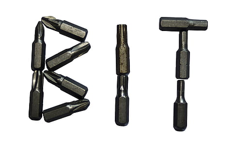 noir, des vis, formant, mot bit, blanc, Contexte, bit, morceaux, vis, outil, épingle, tableau d'affichage, bois, modifier, bricoler, travaux, fond blanc, prise de vue en studio, nature morte, outil de travail, à l'intérieur, coupé, métal, outil à main, personne, directement au-dessus, vue grand angle, groupe d'objets, fermer, couleur noire, industrie de construction, groupe moyen d'objets, arrangement, DIY, équipement, couleur argentée, alliage, 2K, CC0, domaine public, libre de droits