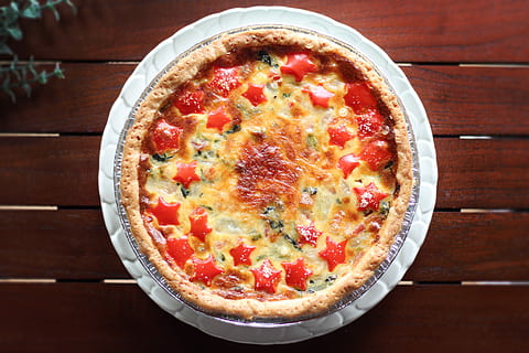 Pizza, bianca, piatto, cibo, formaggio, pomodoro, legno - materiale, cena, al forno, pasto, Mozzarella, verdura, tavolo, pasta frolla, rustico, buongustaio, freschezza, fetta, nessuno, cultura italiana, fatti in casa, Impasto, cibo e bevande, cibo italiano, prodotto caseario, in casa, direttamente sopra, pronto a mangiare, cerchio, mangiare sano, forma geometrica, tentazione, salsa di pomodoro, erba, vassoio, 1080P, CC0, dominio pubblico, privo di copyright