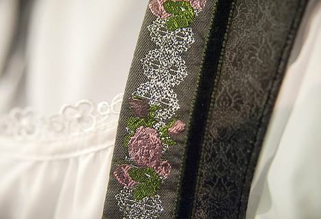 Mode, steirisch, Muster, Textil-, Kleidung, Nahansicht, Vorhang, selektiver Fokus, Lebensereignisse, Spitzen - Textil, drinnen, Hochzeit, keine Leute, hängend, Hochzeitskleid, Kleid, Pflanze, Material, Natur, Feier, Blumenmuster, 2K, CC0, gemeinfrei, lizenzfrei
