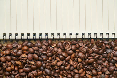 grans de cafè, al costat, obert, quadern d’espiral, cafè, nucli, textura, cafeïna, menjar, cuina, fons, beure, fotografia, espresso, cafeteria, detall, foto de menjar, cappuccino, nutrició, primer pla, macro, marró, restaurant, taula, despertar, begudes, foto, ningú, detalls de tirs, fusta, latte, bon dia, fresc, bonic, saludable, llavor, deliciós, alimentació saludable, salut, naturalesa, quadern, paper, escriure, el treball, treballar, nota, menjar i beguda, abundància, cap gent, frescor, gran grup d'objectes, gra de cafè torrat, cafè - beguda, a l'interior, natura morta, dia, còpia espai, repetició, torrat, patró, material de fusta, 5K, CC0, domini públic, lliure de regalies