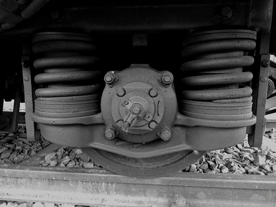 gleise, tren, ferrocarril, semblant, trànsit ferroviari, vies del ferrocarril, trànsit, viatjar, metall, arreglant, pedres, còdols, cargol, mare, primavera, xassís, roda, acer, pneumàtics de rodes, pneumàtic d’acer, cap gent, escultura, a l'aire lliure, dia, primer pla, art i artesania, creativitat, representació, artesania, talla - producte artesanal, estàtua, arquitectura, a l'interior, representació humana, patró, pila, religió, centrar-se en primer pla, semblança masculina, creença, 4K