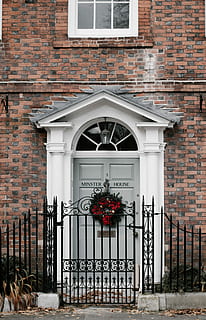 porta de metall negre, primer pla, foto, tancat, porta, edifici, arquitectura, paret, maó, casa, exterior de l'edifici, estructura construïda, entrada, paret de maó, dia, arc, barri residencial, cap gent, finestra, flor, porta principal, seguretat, 4K, CC0, domini públic, lliure de regalies