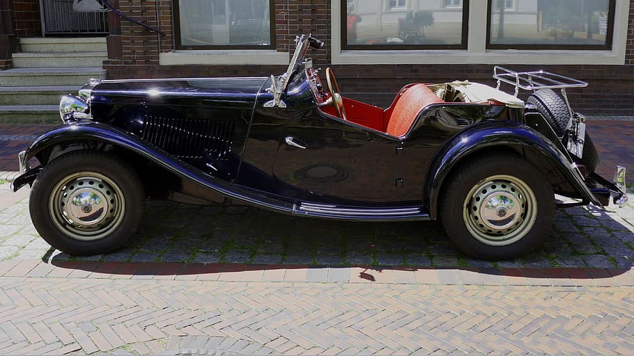 auto, vecchi tempi, veicolo, storicamente, vecchio, eye catcher, tecnologia, settore automobilistico, rarità, mezzi di trasporto, veicolo terrestre, giorno, nessuno, distruzione, modo di trasporto, architettura, città, esterno dell'edificio, struttura costruita, veicolo a motore, strada, sentiero, stazionario, in stile retrò, ciottolo, all'aperto, costruzione, marciapiede, pavimentazione in pietra, box auto, ruota, 4K