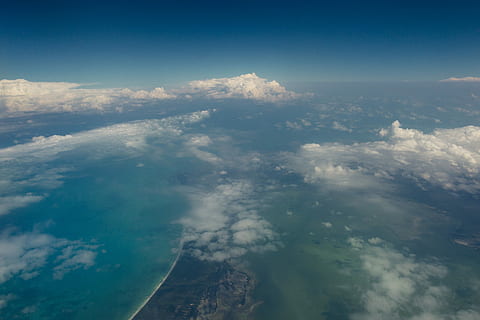 antenn, Foto, kropp, vatten, hav, moln, himmel, se, flygande, flygvy, kust, grön, grönska, träd, blå, blå himmel, molnig himmel, vattenkropp, ö, moln - himmel, flygperspektiv, scenics - natur, skönhet i naturen, lugn, lugn plats, inget folk, natur, dag, idyllisk, miljö, utomhus, landskap, flygplan, högvinkelvy, icke-urbana scenen, ovan, 4K, CC0, offentligt domän, royaltyfria