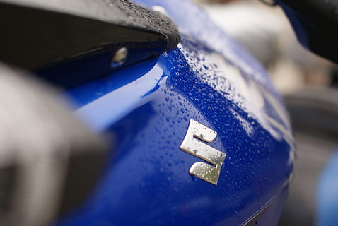 logo, motociclo, schema, messa a fuoco selettiva, avvicinamento, blu, metallo, nessuno, concentrarsi sulle conoscenze acquisite, in casa, auto, giorno, sicurezza, macro, mezzi di trasporto, attrezzatura, modo di trasporto, tecnologia, veicolo a motore, natura, vista dall'alto, cromo, 4K, CC0, dominio pubblico, privo di copyright