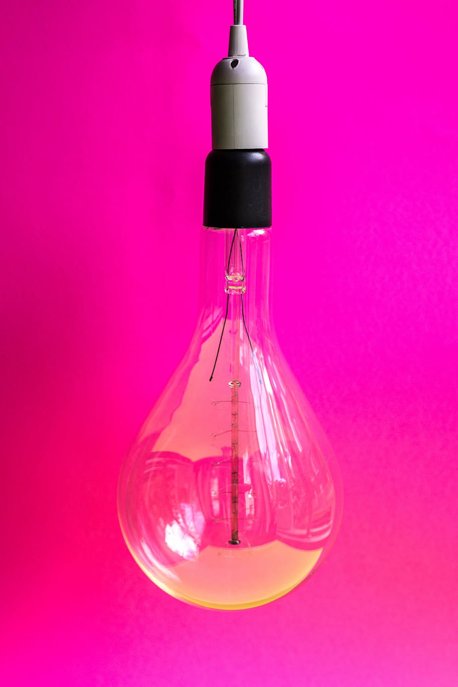 blanc, gris, LED, ampoules, ampoule suspendue, lumière, ampoule, rose, idée, électricité, couleur rose, à l'intérieur, verre - matériel, prise de vue en studio, personne, fond coloré, fond rose, fermer, transparent, matériel d'éclairage, violet, illuminé, nature morte, filament, objet unique, la créativité, ballon, source de courant, 5K
