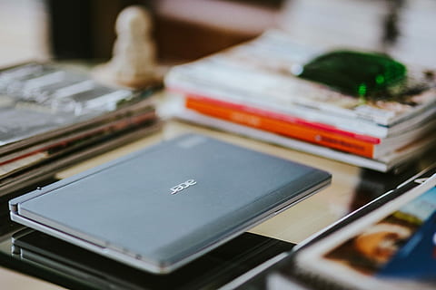 teléfono inteligente, revistas, tazas, café, mesa, ordenador portátil, tazas de café, cuaderno, de cerca, enfoque selectivo, adentro, tecnología, nadie, día, tecnología inalámbrica, comunicación, centrarse en primer plano, libro, publicación, negocio, Arte y artesanía, cultura de las artes y entretenimiento, creatividad, conexión, papel, naturaleza muerta, teléfono móvil, consumismo, 5K, CC0, dominio público, libre de derechos