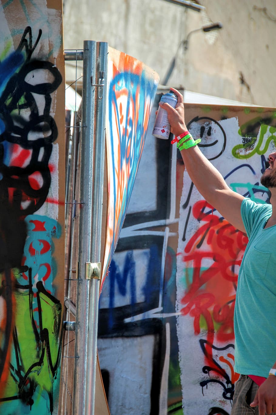 graffiti, zeď, plechovka spreje, sprej, barvitý, box, lidské paže, zvedl ruce, končetina, jen dospělí, část lidského těla, skutečných lidí, volnočasové aktivity, tvořivost, dítě, vícebarevné, umění a řemesla, jedna osoba, životního stylu, den, dětství, architektura, ženy, nástěnný prvek, muži, stavba, neformální oblečení, chlapci, pouliční umění, venku, 5K