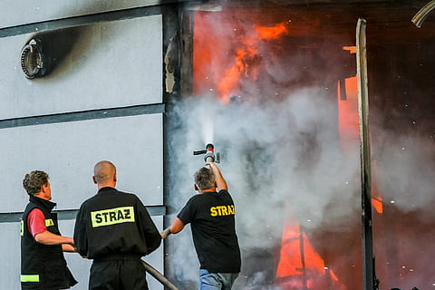 brand, brandweerman, team, samenspel, brandwond, vlam, noodgeval, bescherming, rook, heet, verwoesting, gevaarlijk, Polen, Wyszkow, uitrusting, uniform, vuur - natuurverschijnsel, brandend, communicatie, rook - fysieke structuur, bezetting, veiligheid, ongevallen en rampen, wet, achteraanzicht, kleding, mensen, teken, groep mensen, politie, waarschuwingsbord, buitenshuis, regering, reddingswerker, 2K, CC0, publiek domein, royaltyvrij