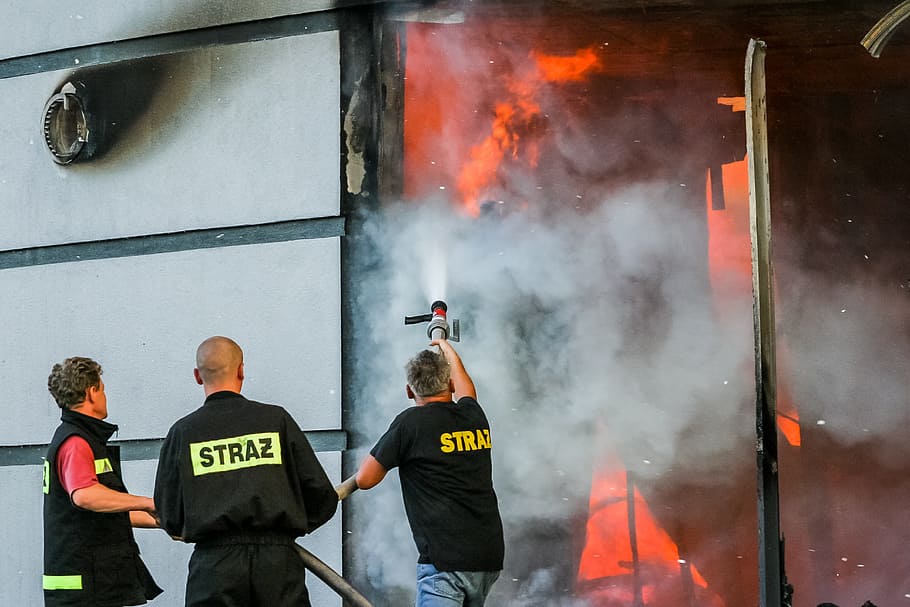 foc, bomber, equip, treball en equip, cremar, flama, emergència, protecció, fum, calenta, destrucció, perillós, Polònia, wyszkow, equipament, uniforme, foc - fenomen natural, cremant, comunicació, fum - estructura física, ocupació, seguretat, accidents i desastres, Llei, vista del darrere, roba, gent, signe, grup de persones, força policial, senyal d'advertència, a l'aire lliure, govern, treballador de rescat, 2K