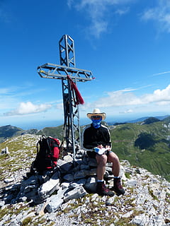 croce al vertice, uomo, persona, umano, sommità temporalesca, vagabondo, incappucciato, cima della salina, montagna, vertice, attraversare, punto di vista, alpino, alpi marittime, Italia, salino, vista, vista distante, lungimiranza, prospettiva, seduta, nuvola - cielo, solo adulti, adulto, cielo, persone reali, attività di svago, stili di vita, lunghezza intera, bellezza nella natura, zaino, roccia, solido, escursioni a piedi, roccia - oggetto, natura, una persona, giorno, avventura, ricerca ricreativa, catena montuosa, all'aperto, 4K, CC0, dominio pubblico, privo di copyright