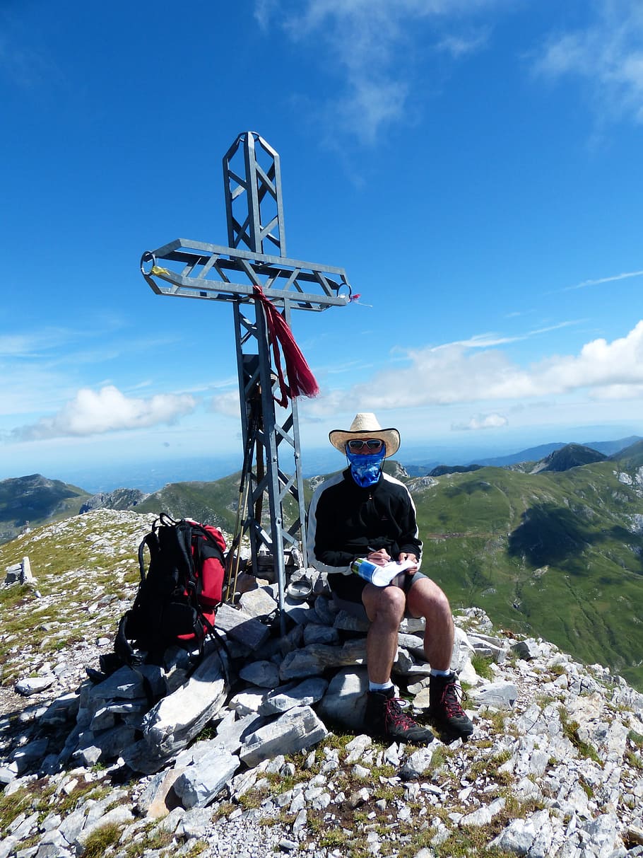 creu de cim, home, persona, humà, vencedor de la cimera, vagabund, encaputxats, cima della saline, muntanya, cim, creu, punt de vista, alpí, Alps marítims, Itàlia, salina, vista, vista llunyana, previsió, perspectiva, assegut, núvol - cel, només adults, adult, cel, persones reals, activitat d'oci, estils de vida, longitud completa, bellesa a la natura, motxilla, rock, sòlid, senderisme, rock - object, naturalesa, una persona, dia, aventura, recerca recreativa, Serra, a l'aire lliure, 4K