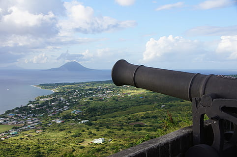 våpen, utsikt, caribbean, himmel, kanon, sky - himmel, natur, fjell, dag, vann, naturskjønnhet - natur, arkitektur, skjønnhet i naturen, land, grønn farge, miljø, historie, fortiden, militær, ikke-urbane scene, utendørs, anlegg, ingen folk, bybildet, 2K, CC0, offentlig domene, opphavsrett gratis