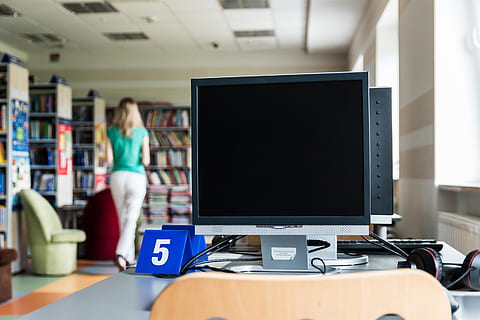 flad, skærmen computer, overvåge, bibliotek, Bestil, læsning, computere, uddannelse, viden, leje, Kielce, denne bog er, bøger i biblioteket, Læs, computer, indendørs, teknologi, skrivebord, computerskærm, læring, forretning, bord, en person, møbel, kontor, computerudstyr, voksen, desktop pc, virksomhedernes forretning, Kvinder, forretningsmand, forbindelse, meddelelse, rigtige mennesker, frisure, fladskærm, 2K, CC0, offentligt domæne, royaltyfrie