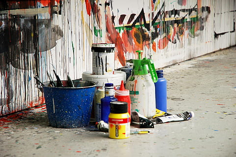 dipinti, arte, creatività, contenitore, multicolore, dipingere, disordinato, spazzola, graffiti, nessuno, natura morta, bottiglia, giorno, arte e artigianato, pennello, in casa, barattolo di pittura, variazione, scelta, architettura, grande gruppo di oggetti, 2K, CC0, dominio pubblico, privo di copyright