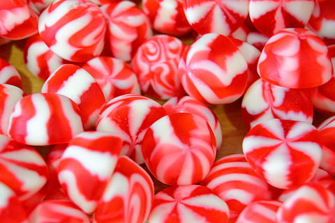 caramella, zucchero, fronzolo, dolce, fotogramma intero, rosso, sfondi, cibo e bevande, cibo, cibo dolce, freschezza, grande gruppo di oggetti, abbondanza, indulgenza, avvicinamento, nessuno, mangiare malsano, a forma di cuore, celebrazione, San Valentino - vacanze, in casa, natura morta, tentazione, cuore di caramelle, 2K, CC0, dominio pubblico, privo di copyright