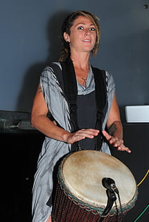 bateria, intèrpret, etapa, femella, senyora, música, instrument, músic, so, jugar, tambor, musical, rendiment, entreteniment, jugador, festa, nit, instrument musical, una persona, adult madur, vista frontal, equipament musical, artista, drum - instrument de percussió, cultura i entreteniment artístic, jugant, persones reals, adult, a l'interior, instrument de percussió, de peu, habilitat, dones, 5K, CC0, domini públic, lliure de regalies