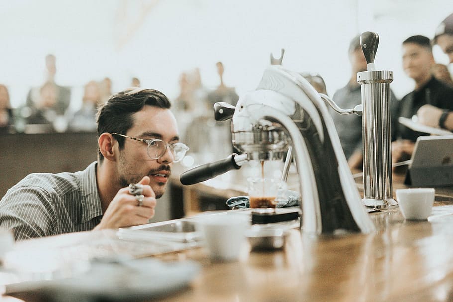 home, frontal, Cafetera, cafè, fabricant, màquina, calenta, beure, elaborada, espresso, taula, gent, paio, barista, cafeteria, botiga, homes, adult, mascles, cafè - beguda, ètnia caucàsica, estils de vida, tecnologia, restaurant, a l'interior, una persona, adult jove, tirada al cap, negocis, mig adult, retrat, homes de mitjana edat, menjar i beguda, home jove, assegut, gots, tassa de cafè, 2K